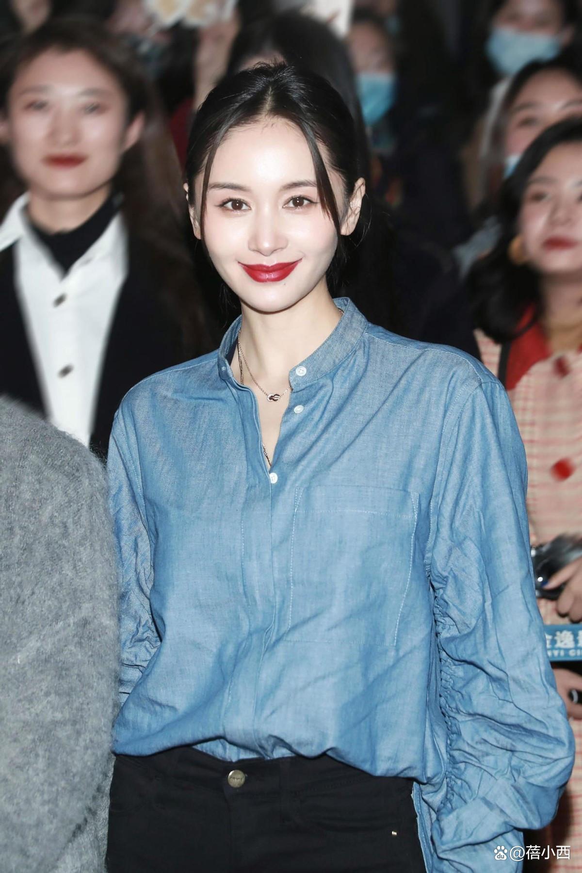 “王子文”又成功穿出了170既视感，衬衫+黑色长裤，简约是真高级