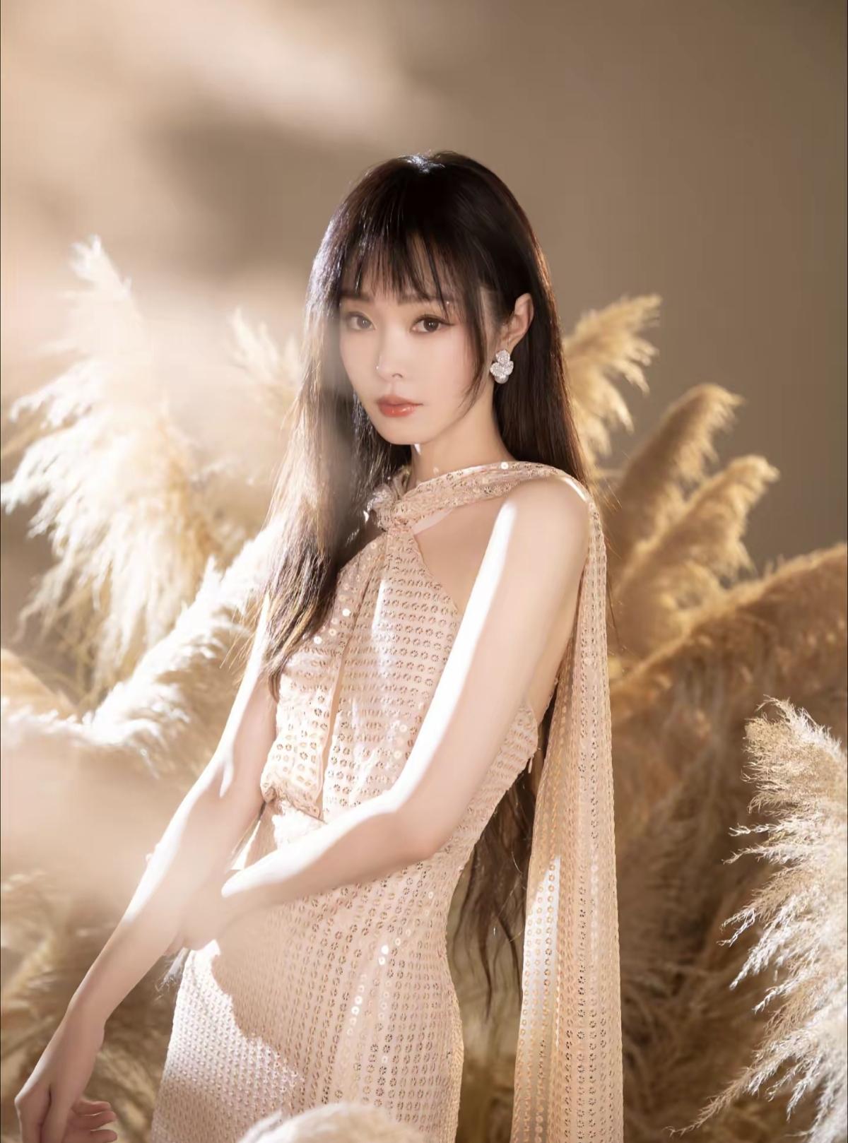 宋轶以清冷又甜美的气质，将温柔与高级感完美平衡，美得恰到好处[赞][比心