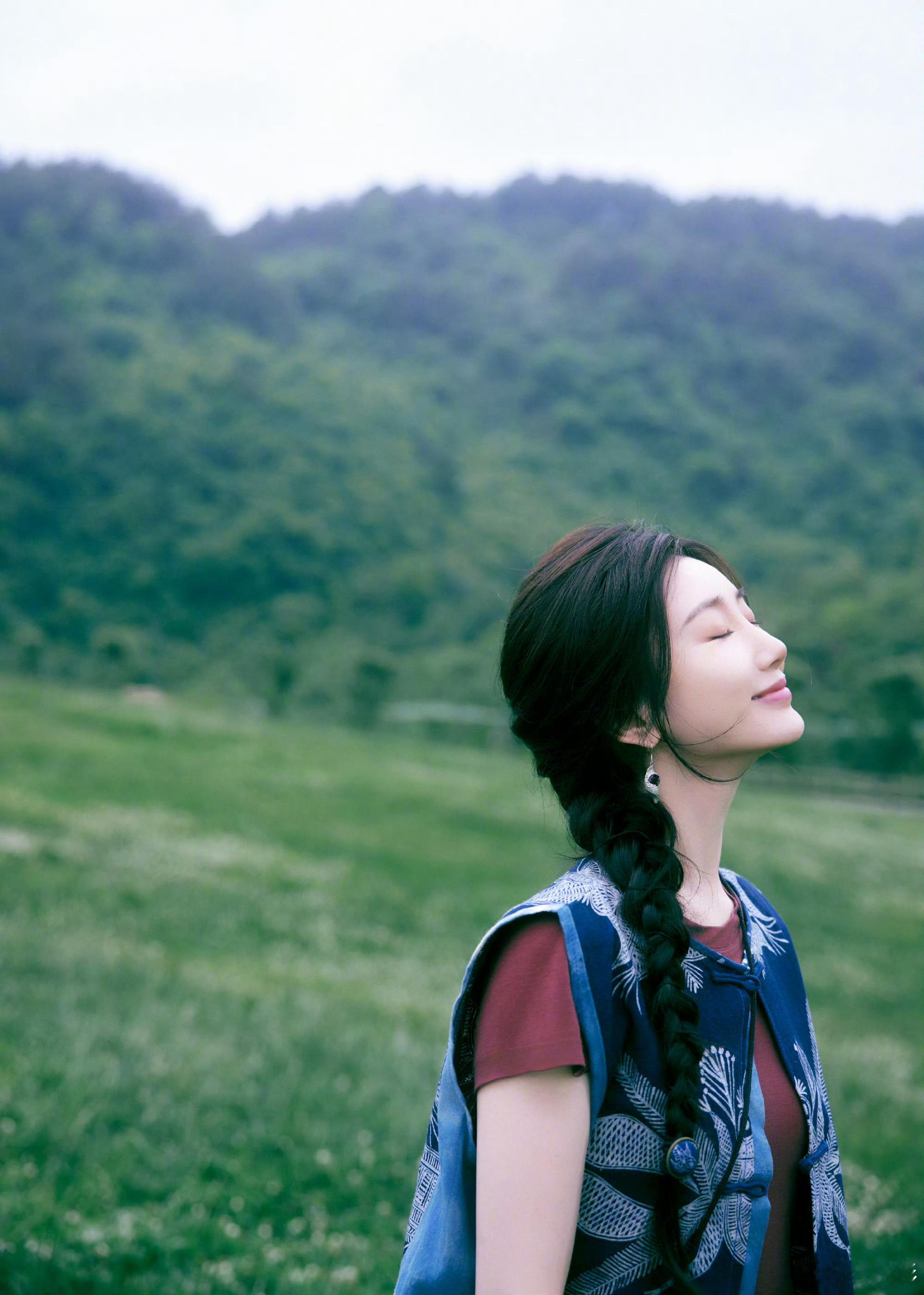 分享照片🌲蓝染背心配麻花辫，和这一片青绿好适配田园风让人看了好治愈，想魂穿被姐