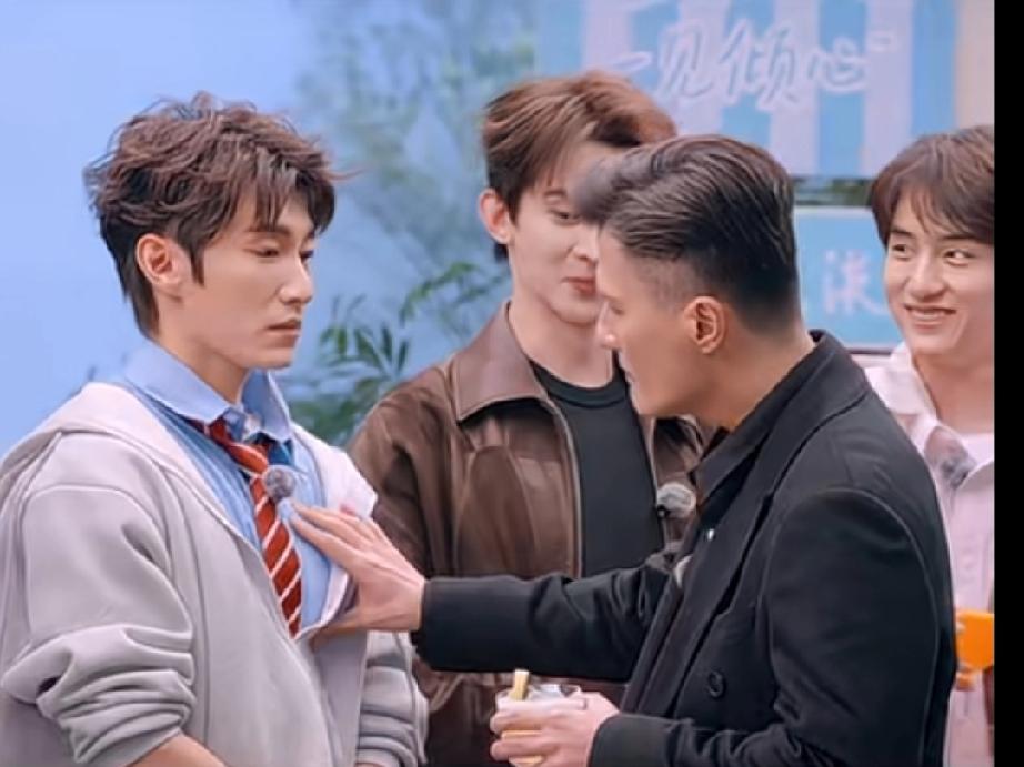 尹子维捏代旭的胸肌，其他人的表情……谢依霖吓得捂住胸口，网友问是不是害怕尹子