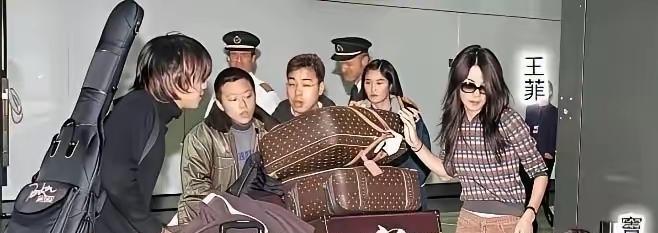 23年前他染金发推着行李车逗她女儿笑，昨天他依然走在前面拎着所有箱子。时间在他