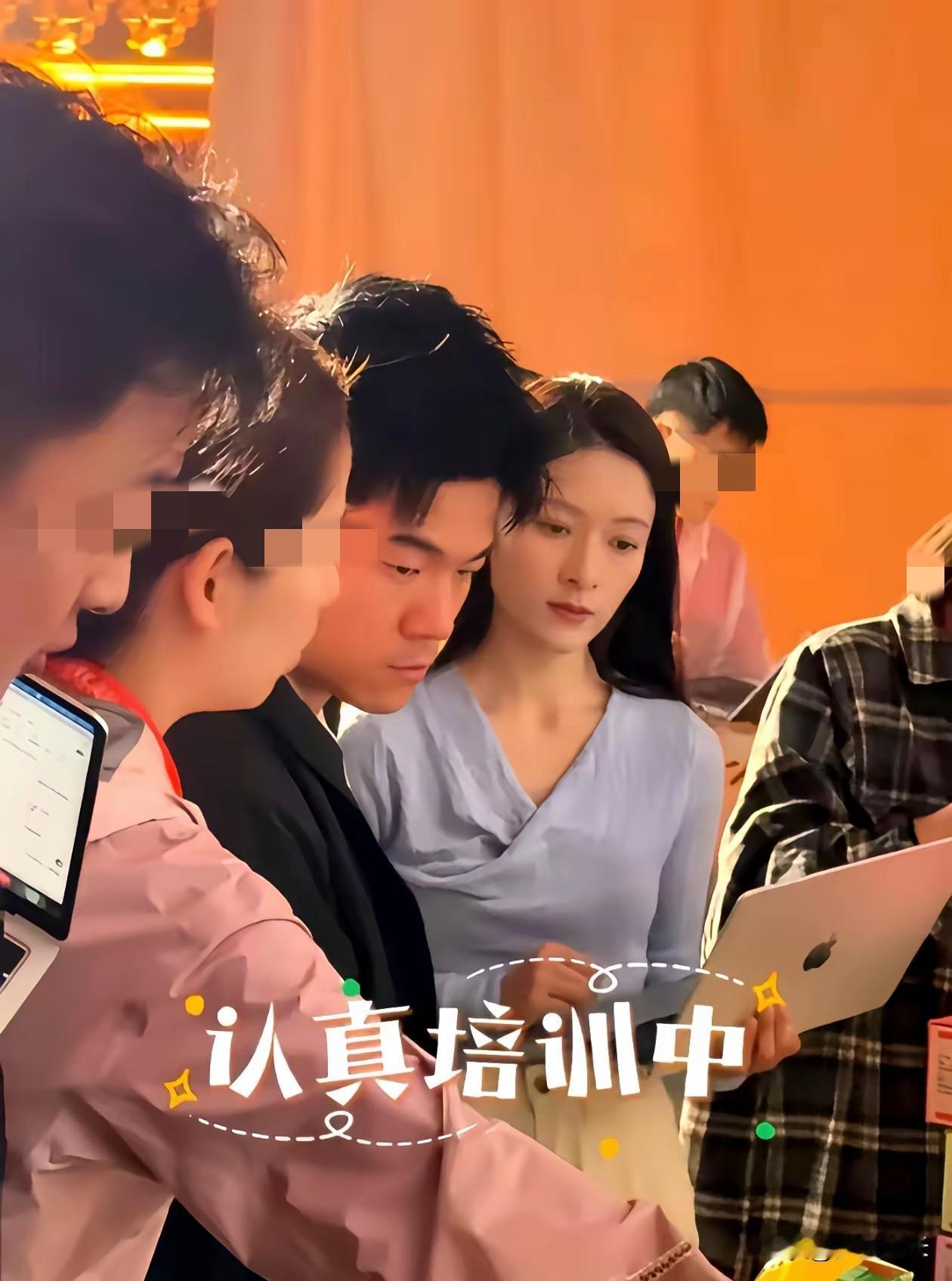 看“与辉同行”山西行，讲解员这配置真有点“降维打击”。咱旅游最怕啥？无非就是