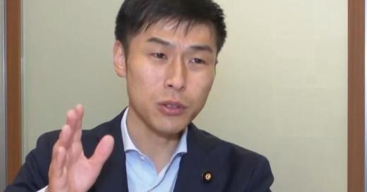 日本防卫大臣小泉进次郎刚参拜完靖国神社，转头还没走远，日本共产党参议员山添拓就把