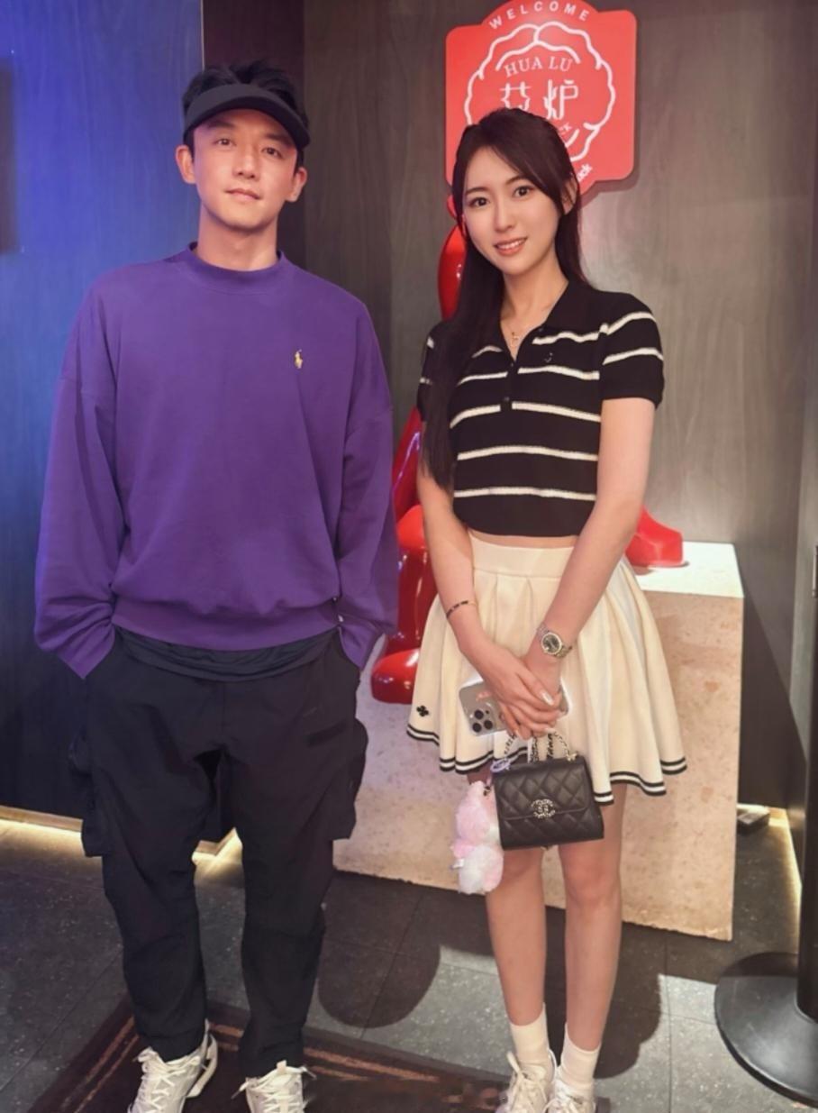 42岁郑恺在澳洲旅游被偶遇，他本人看起来好年轻，身材矮小，个子目测只有1.65米