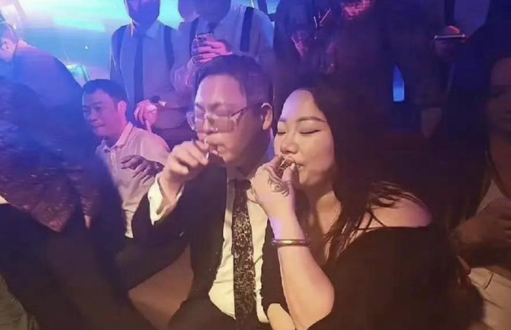 向太做梦都想不到！5月8日南昌酒吧出大瓜，向家小儿子向佑包场耍大牌，48岁花臂