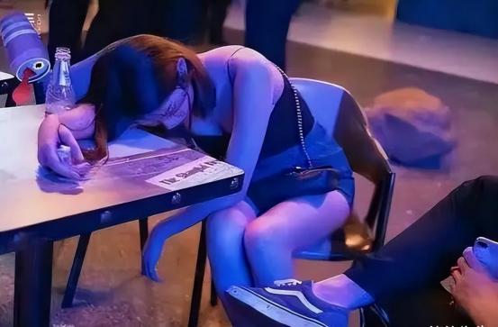 一女子在酒店房间醒来，发现自己与男同事赤裸地躺在一起。认为自己被男同事侵犯后，女