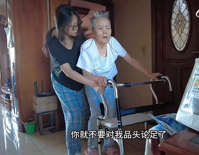 一个三十多岁的独生女自曝照顾脑梗母亲日常的视频，瞬间让很多人破防，这就是作为独生