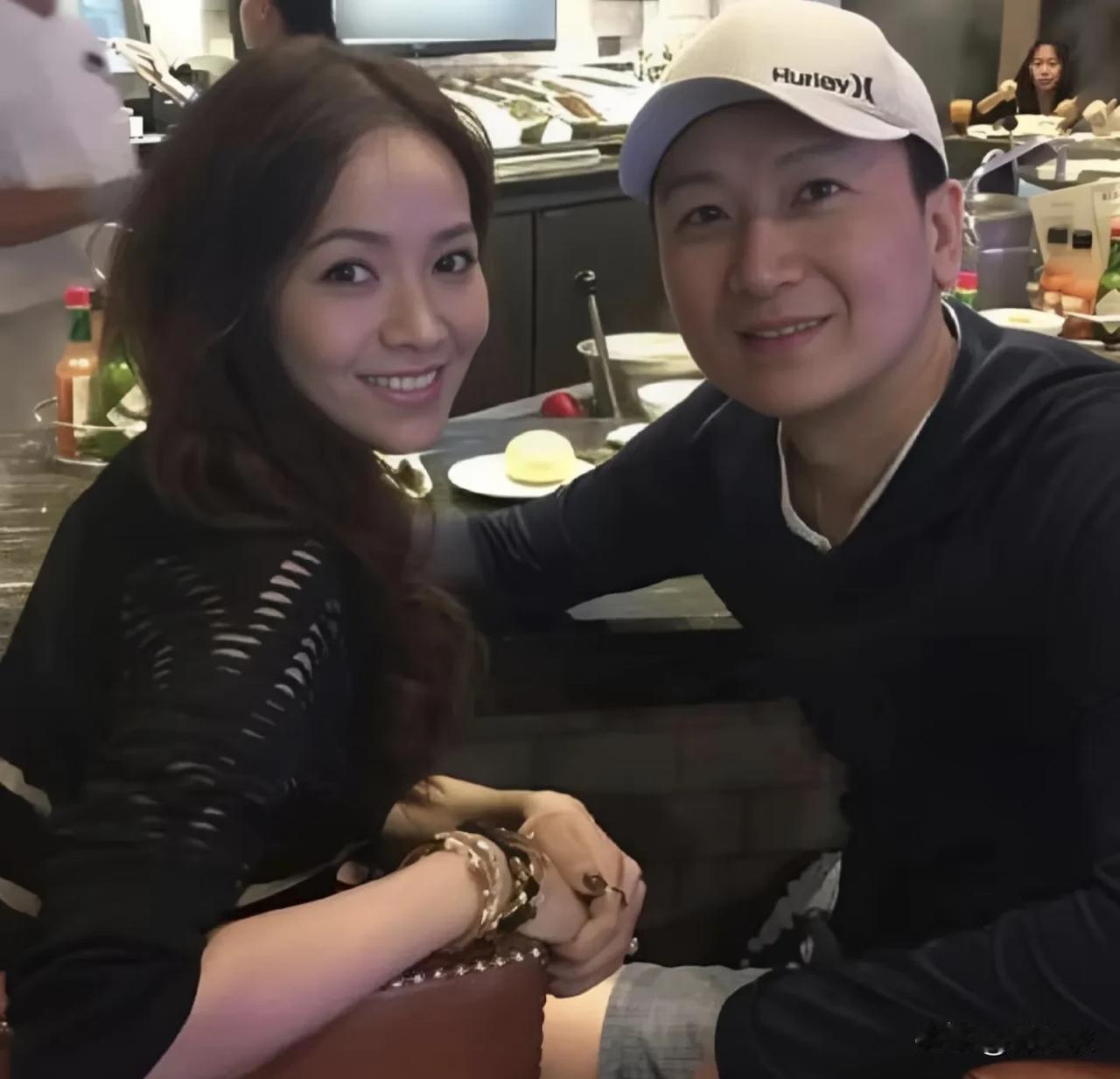 现在回看，侯佩岑这个老公真的是选得好，因为侯佩岑如果当初是嫁入豪门又或者是天王。
