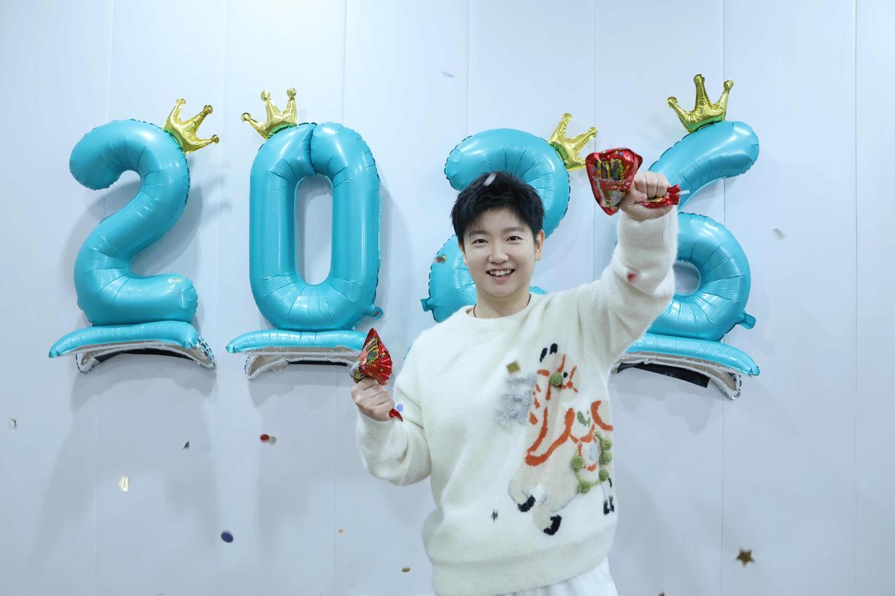 孙颖莎自己发自己，大吉大利！2026年马到成功，一马当先，红红火火过大年！在