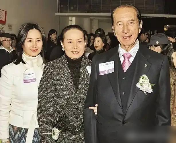 14岁嫁给36岁赌王，原配还在病床上，她就拿着大清律例进了门。你以为她只是靠