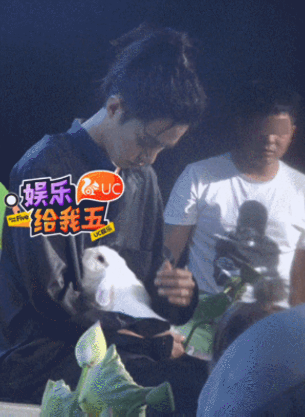 卧槽这只兔子在肖战身上找奶喝