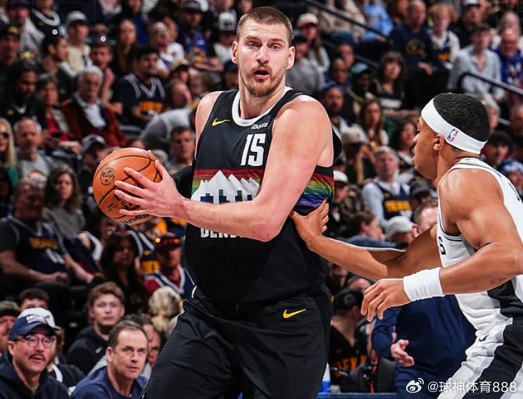 北京时间4月5日，NBA常规赛马刺客场对阵掘金，文班亚马轮休一场后复出，马刺在文