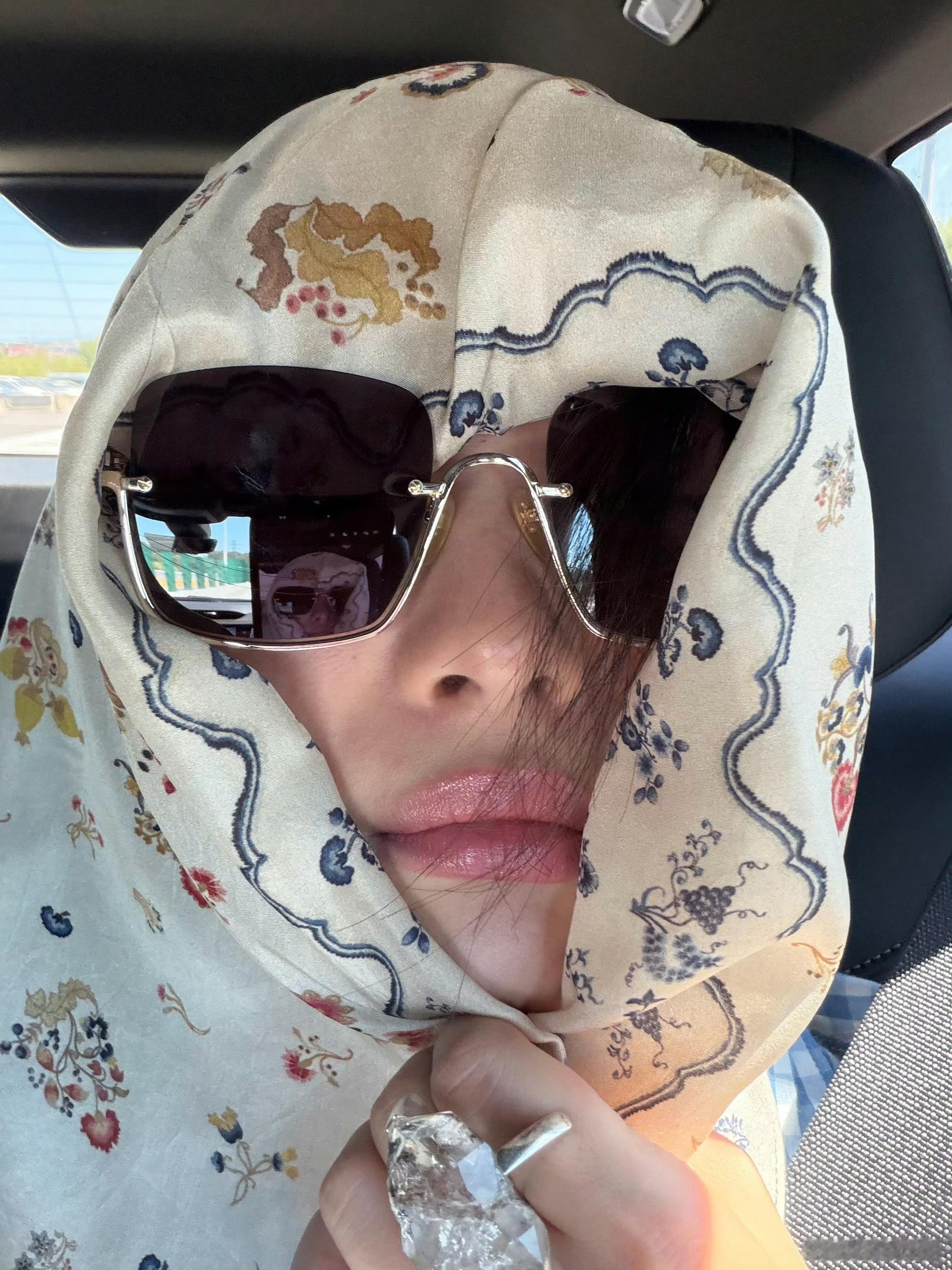 倪妮美人嗔怒萌成啥了倪妮学车戴头巾防晒谁还没被倪妮车内随拍可爱到🤩丝巾裹头