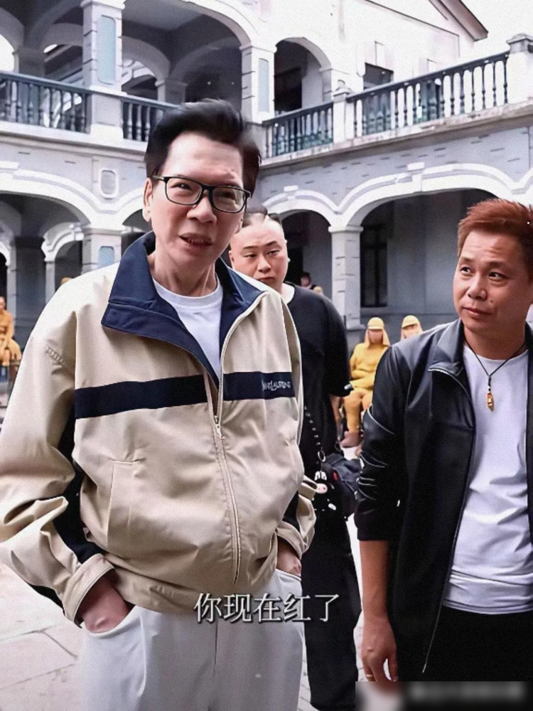 向华强站在横店片场，愣是没说出话。儿子向佐拍短剧，现场230个人，民国街实景搭的，《叶问》原班武指，