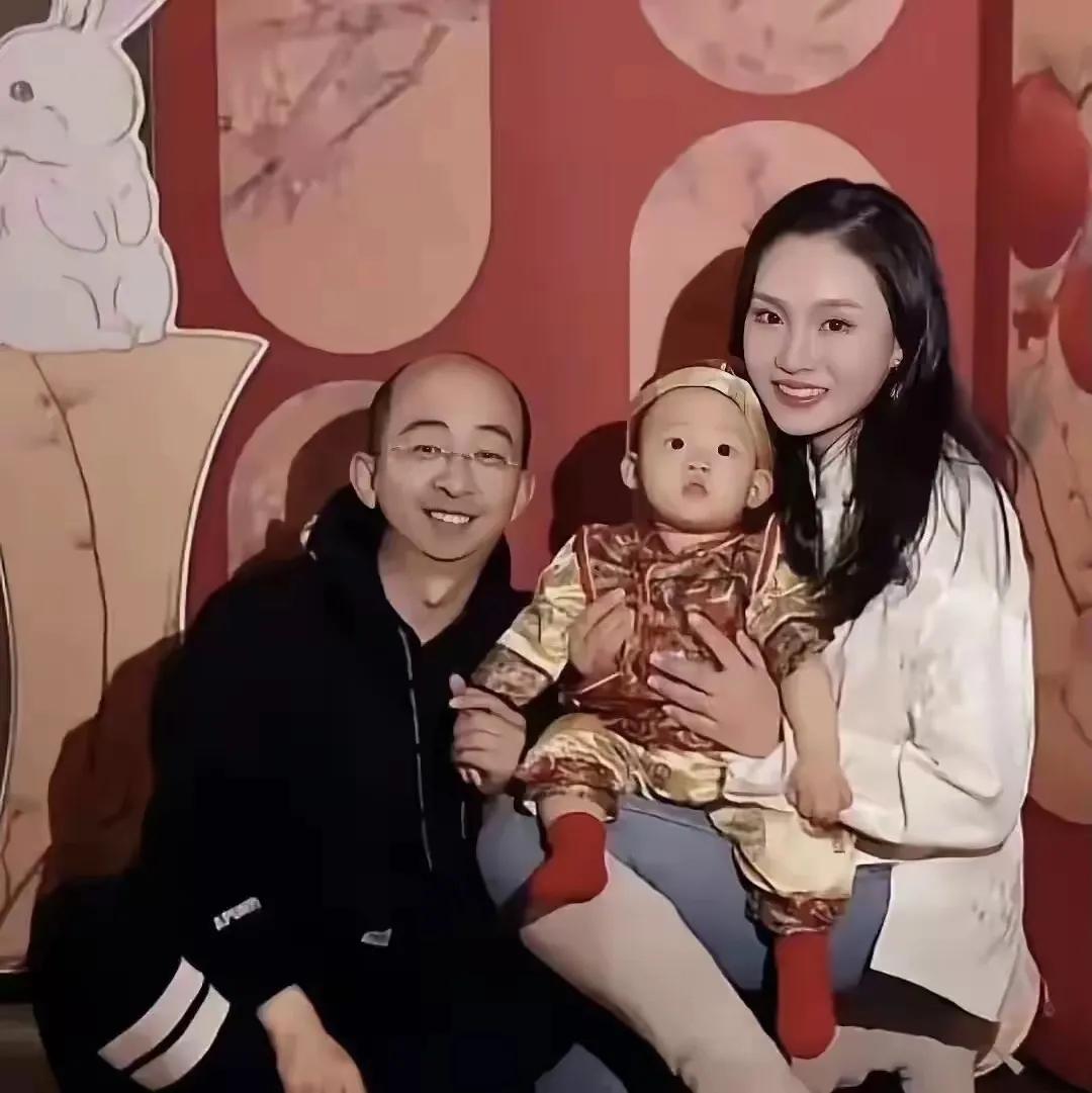 找不到老婆别怪自己长得丑，才华照样能俘获美女芳心。一个女人爱上一个男人，她多少都
