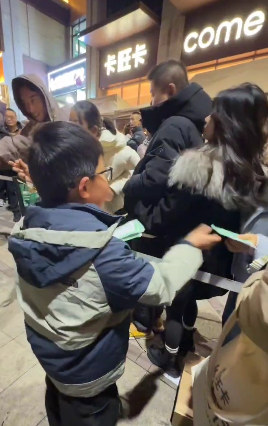 【#广德9岁男孩给游客免费发暖宝宝#】#男孩送来暖宝宝游客回赠棒棒糖#“暖宝宝