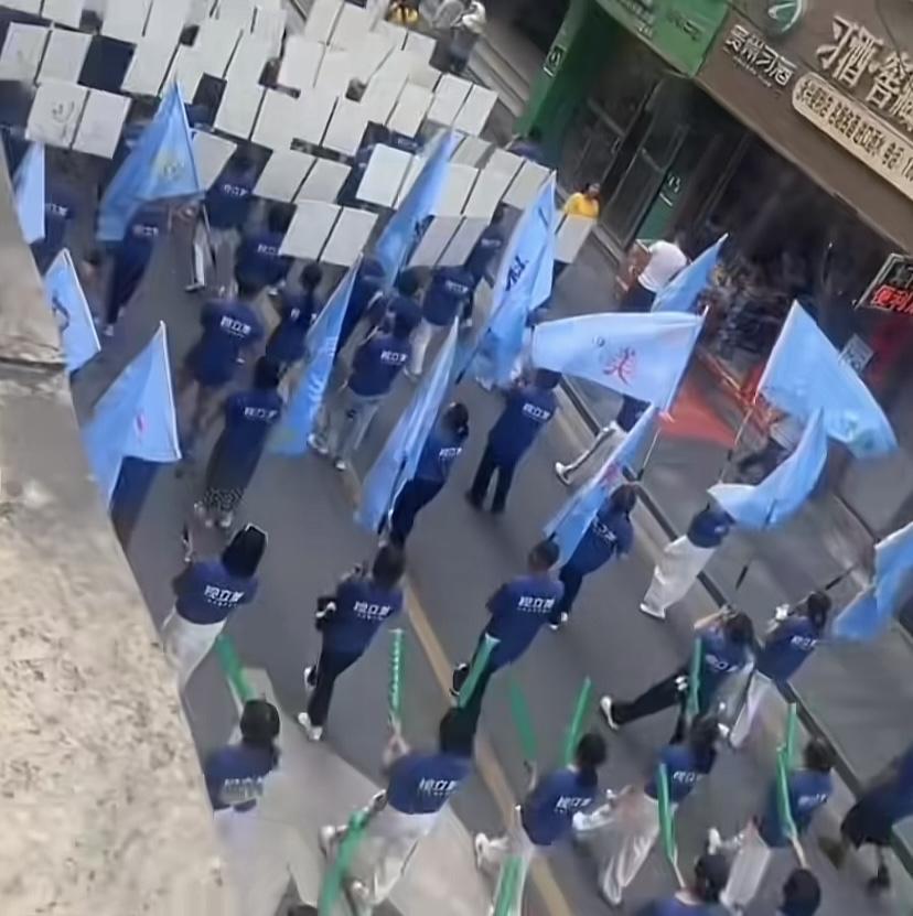 暴走团升级了！这是哪个城市？交警看了这阵势也无奈，前方举看白方牌，随后扛蓝旗，大