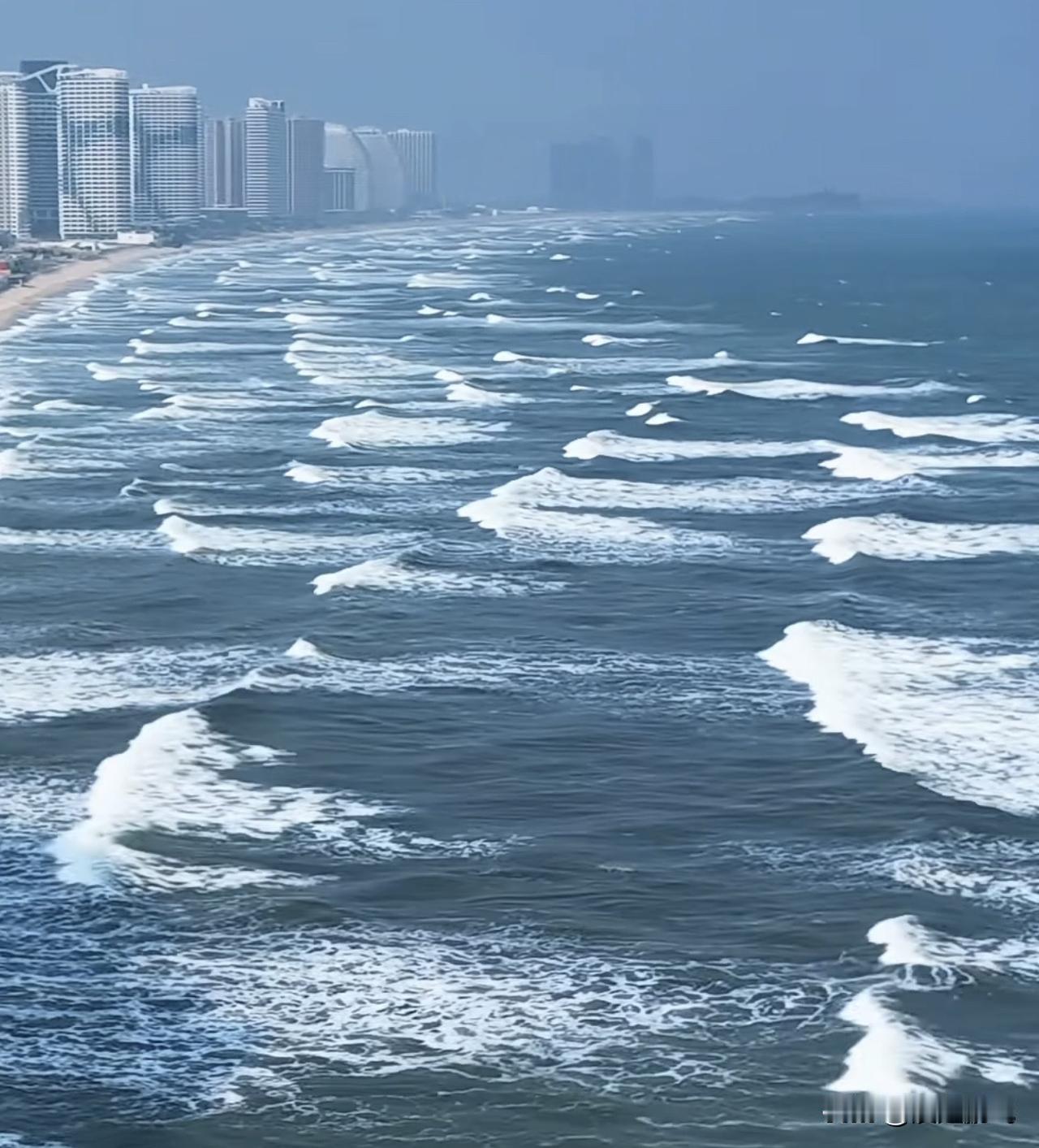 广东惠州双月湾：海浪拍岸，城市天际线尽收眼底，感受大自然的壮阔与城市的繁华。海浪