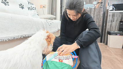 卢昱晓开启小狗陪玩模式今日份治愈瞬间已上线🐶认真给小狗玩具充气的卢昱晓，下一