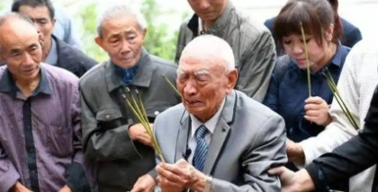 1988年，在台湾潜伏42年的地下党利用假身份回到了大陆。到家后，他才知道当年新