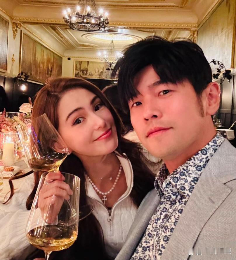 周杰伦在澳洲豪华城堡酒店为昆凌庆祝33岁生日，昆凌身材纤细完全不像三个孩子的妈妈