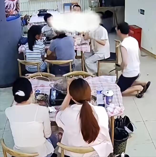 武汉一火锅店老板，当着满店客人，扑通跪下了。不是求饶，不是促销，而是求一桌聪明人