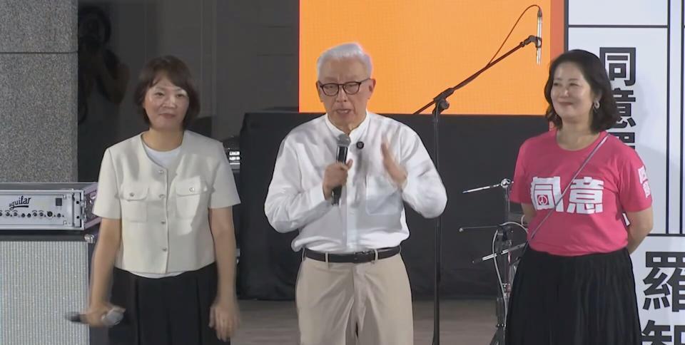 吴思瑶眼里只有曹兴诚今天（18日）晚间，绿营罢团在台北市大安森林公园举办罢免活