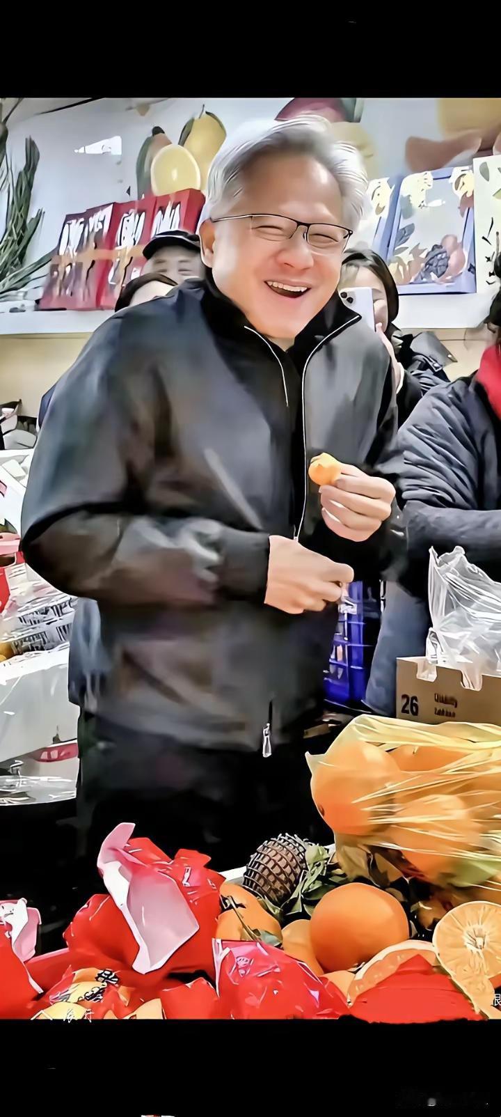 这个家伙真会装，街头吃炸酱面，自己拎着买的什么鸟东西后备箱里塞，他吃过的面馆，喝