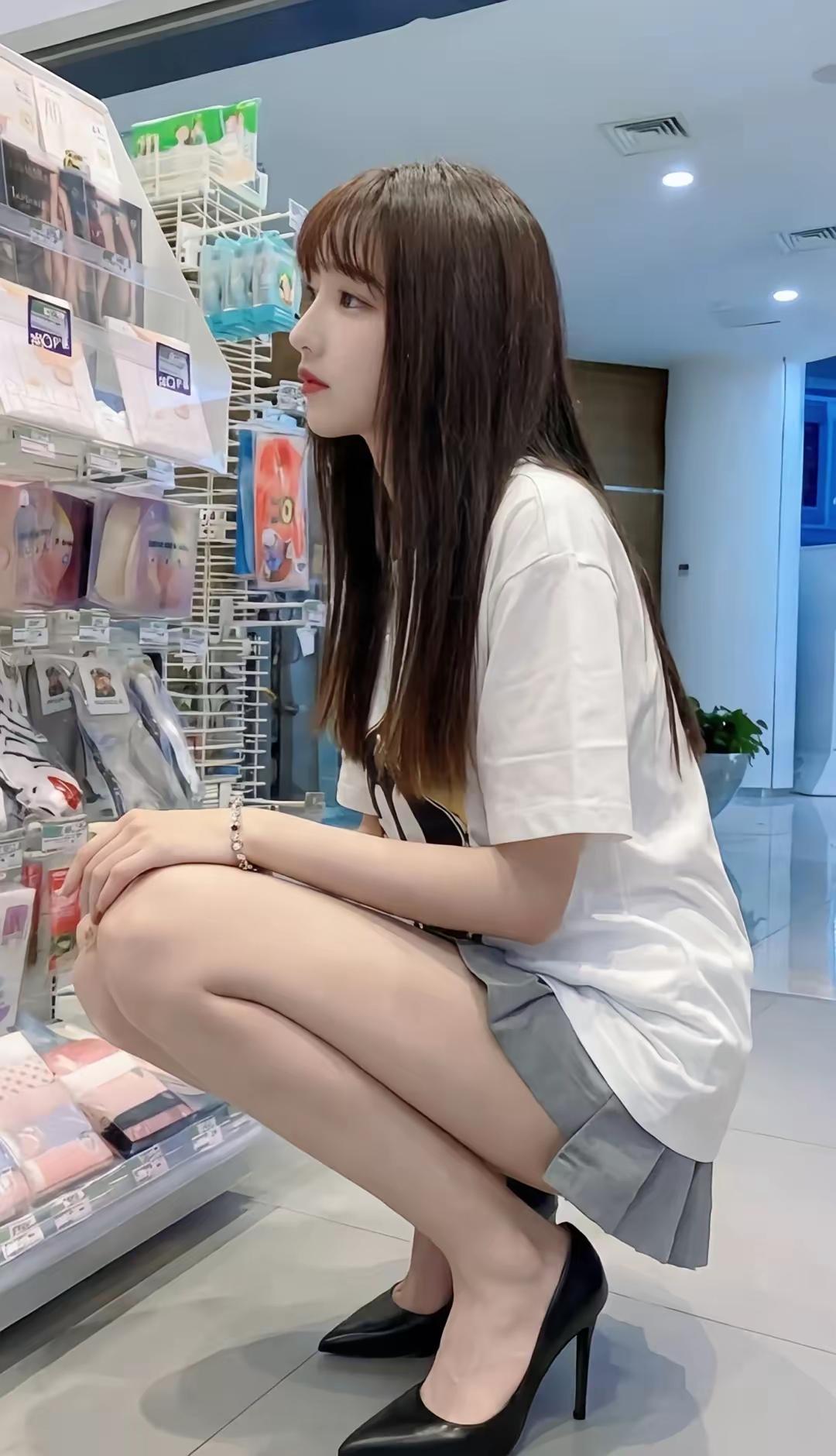 便利店的温柔瞬间，白T配百褶裙，踩上高跟鞋也藏不住少女感，连挑选小物的样子都很迷