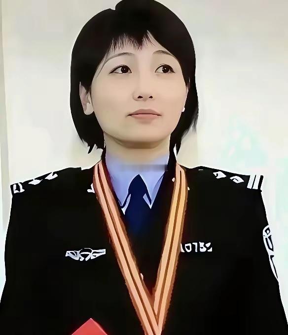 神探把两个无辜百姓送进十年大狱，自己名利双收，受害者却在监狱看着她上电视接受表彰
