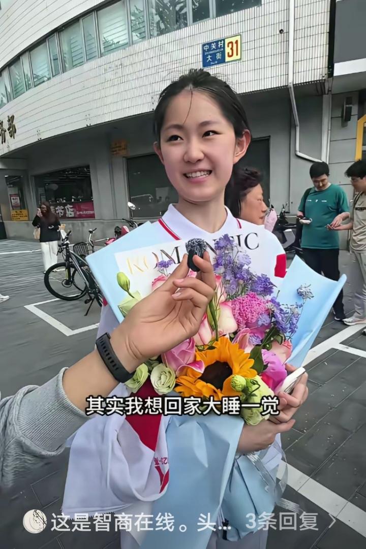 人大附中一个女生高考完接受采访，记者连问3个问题，她的回答听起来没毛病，但又好像
