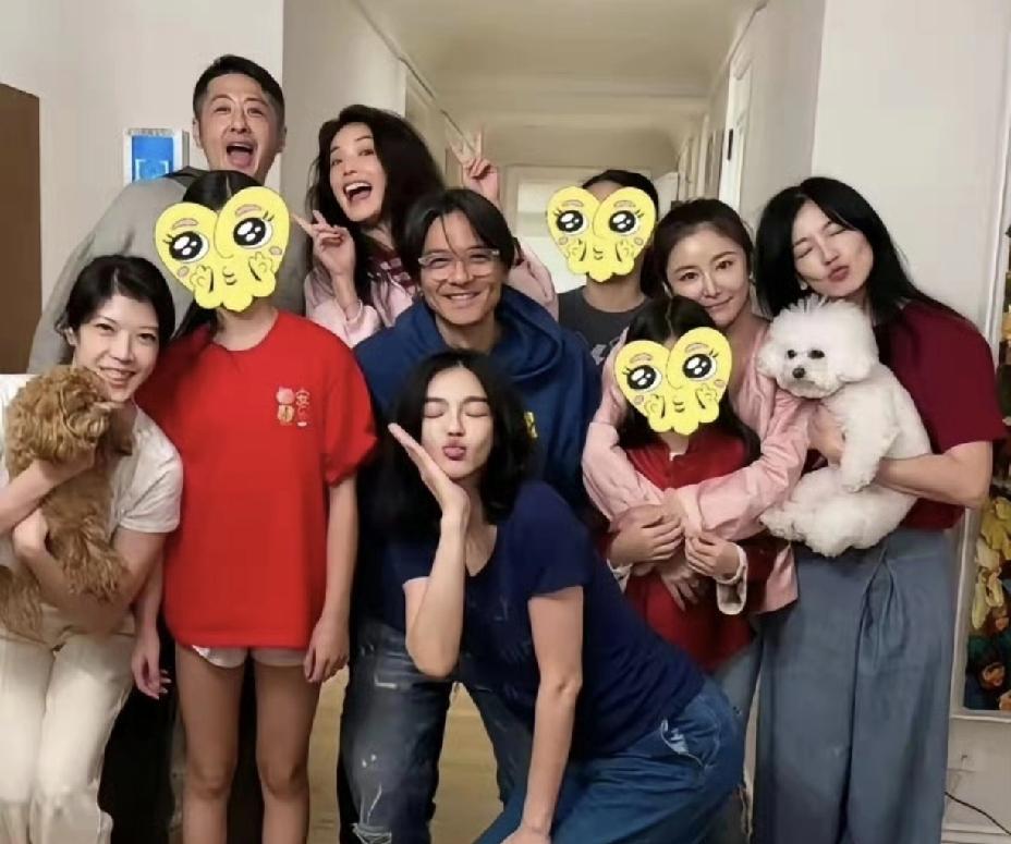 林心如女儿太令人好奇了！2月23日上午，许久未露面的林心如带着女儿小海豚冲上