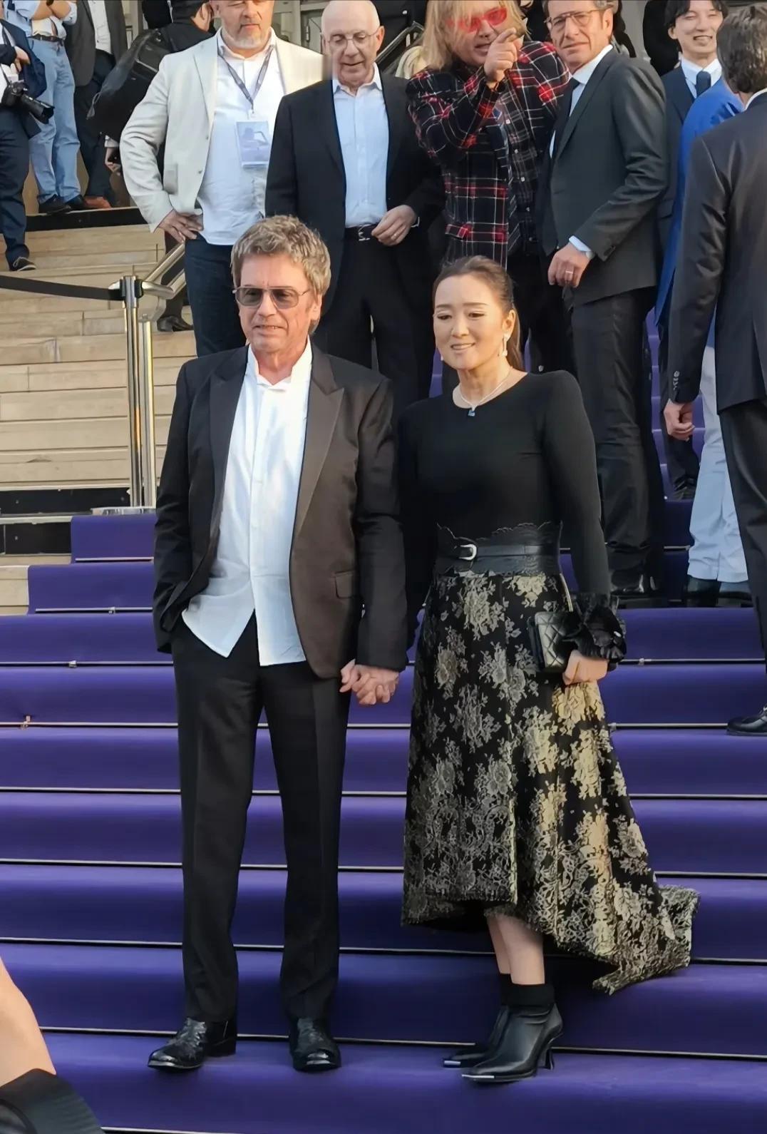 60岁巩俐戛纳近照曝光，4个细节告诉你什么叫"岁月偏爱"！第一，气场。高马