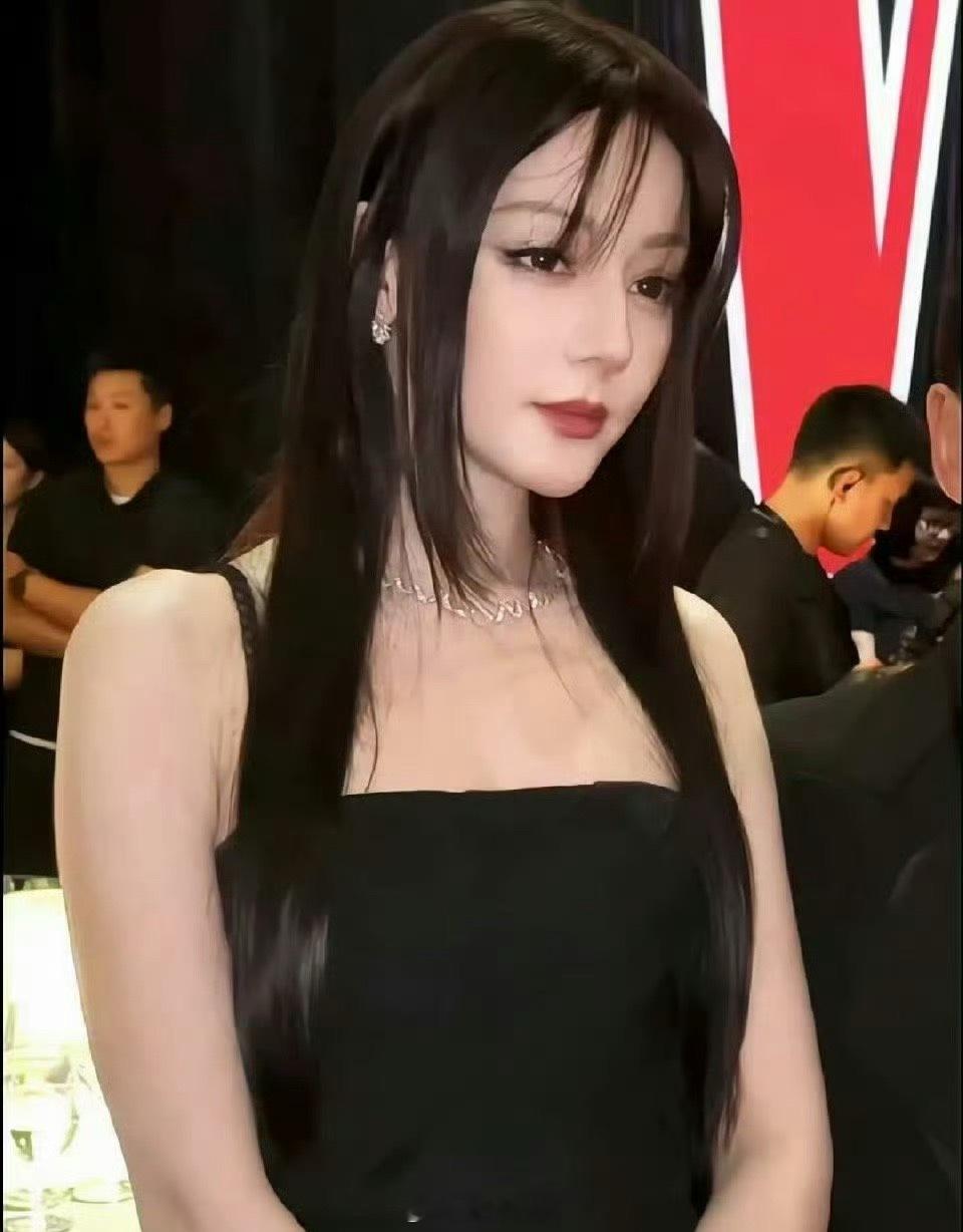 网友扒出第二套是迪奥家的过季款迪丽热巴第二套​​​