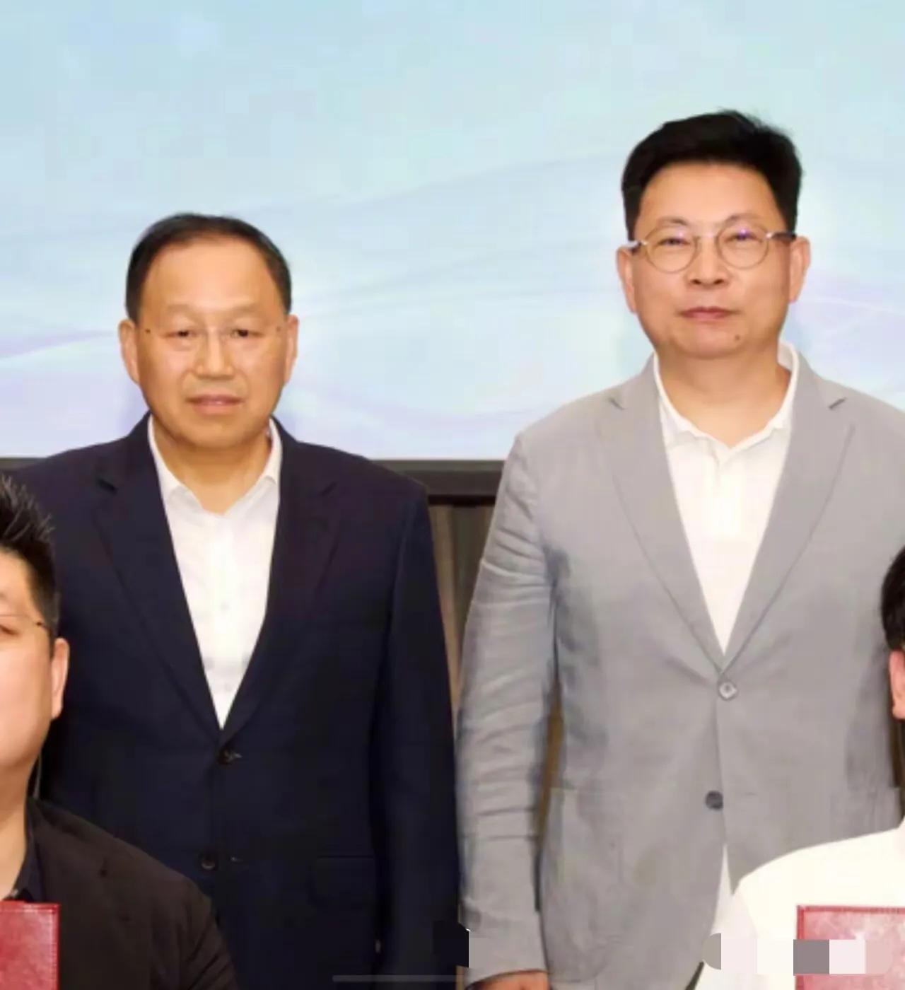 我是重庆人，我支持把张家父子踢出局，原因很简单，他们把重庆人的脸丢尽了。