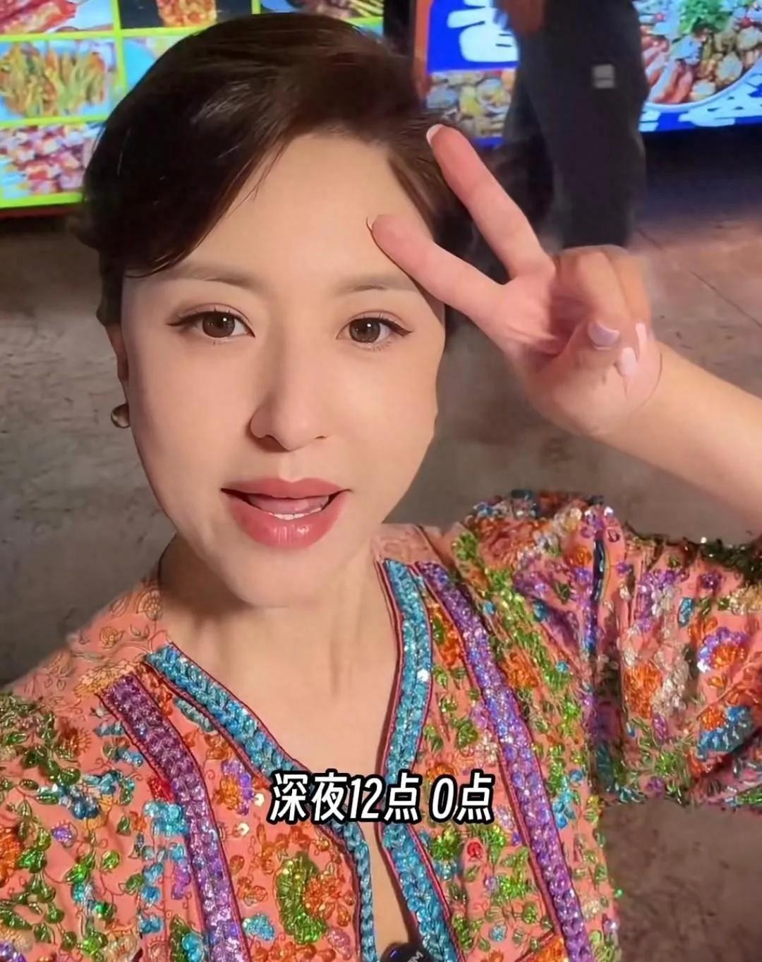 46岁的张蕾深夜带儿子吃宵夜，这状态怎么样？有人在云南的夜市偶遇到了张蕾，图