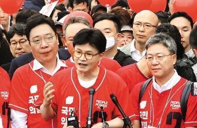 身穿“金文洙战袍”，韩东勋首次上街助选国民力量党前代表韩东勋20日现身釜山街
