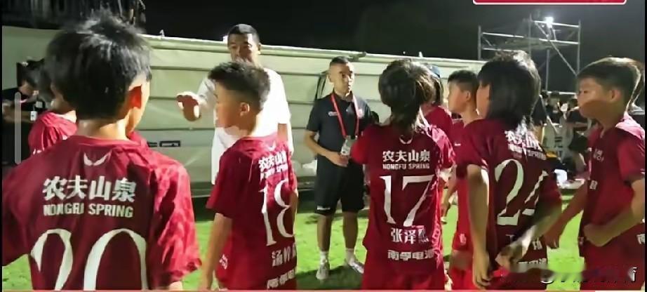 很少有人知道这支球队有多离谱！一帮平均才11岁的小孩，只磨合集训了4天，直接打