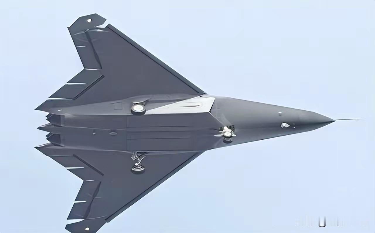 官媒2026年接连转发视频，杜文龙称特别期待轰20亮相，还暗示中国空军可能有另一