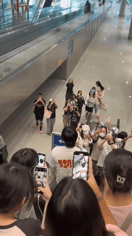 大头落地北京，好多人啊，又把他围起来了。[微笑][微笑]楚钦老师下电梯的时候慢