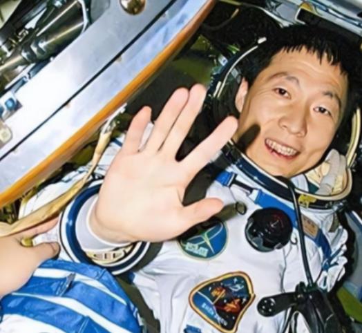 杨利伟为什么后来再也没有登天？这事得从2003年那趟惊天动地的飞行说起，别说