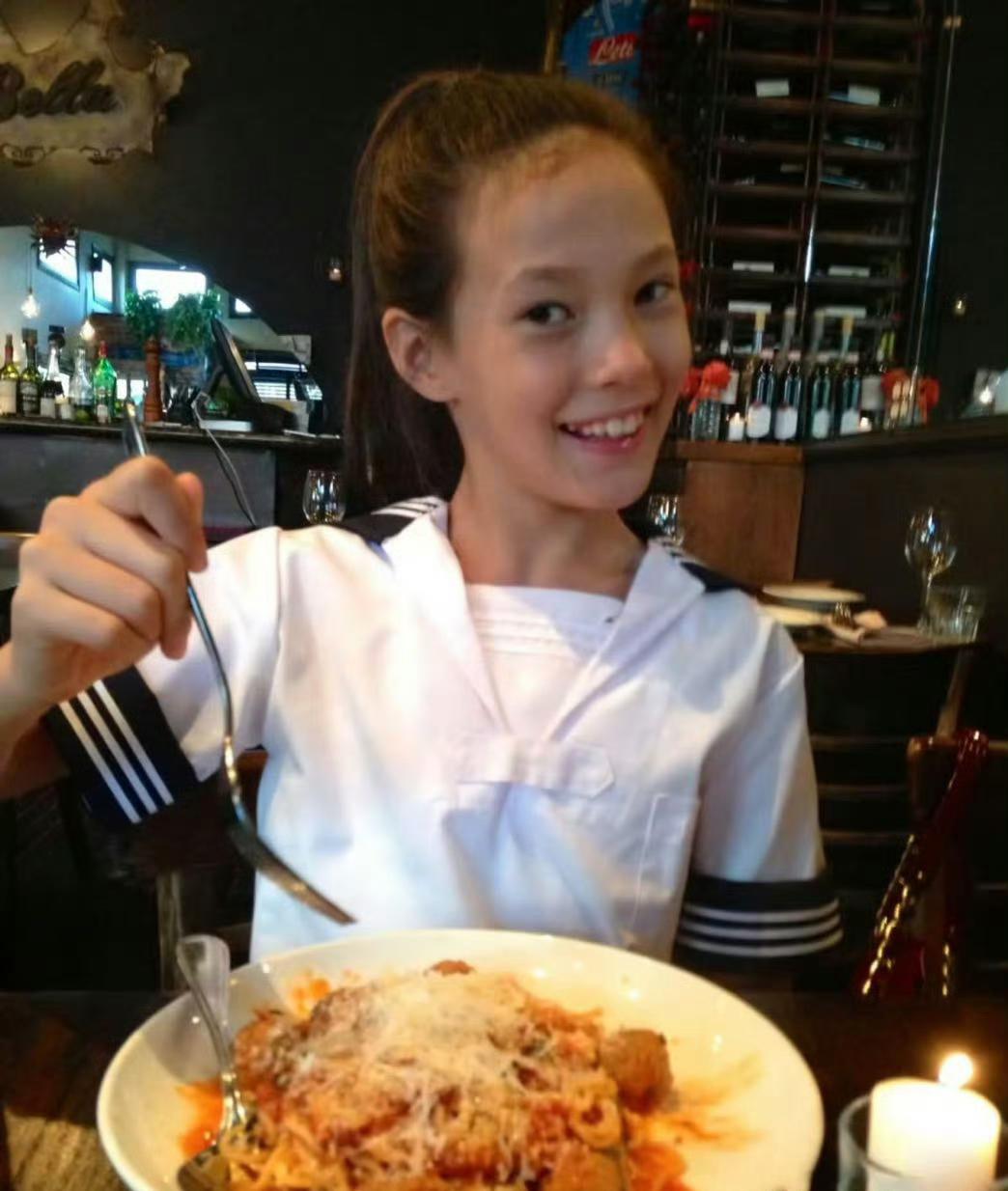 翻看谷爱凌小时候的照片，真是从小就讨人喜欢。那时候的她，眉眼弯弯，眼神清澈柔和，