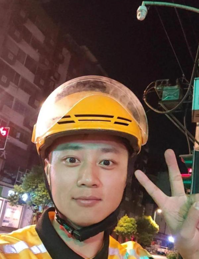 一点都不丢脸，近日，四川遂宁一位公职人员孙先生因下班后兼职送外卖引发热议。这位曾
