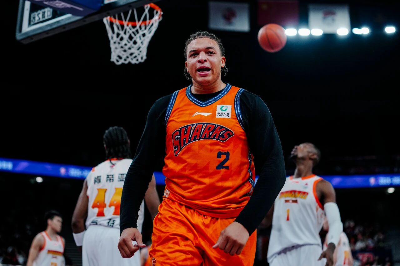 洛夫顿离队? 上海男篮主帅卢伟回应: 我根本没听过这回事