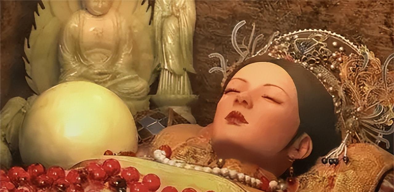 1972年，考古专家在一座240年的古墓中，发现一具肉身完好，身穿一件镶有10万