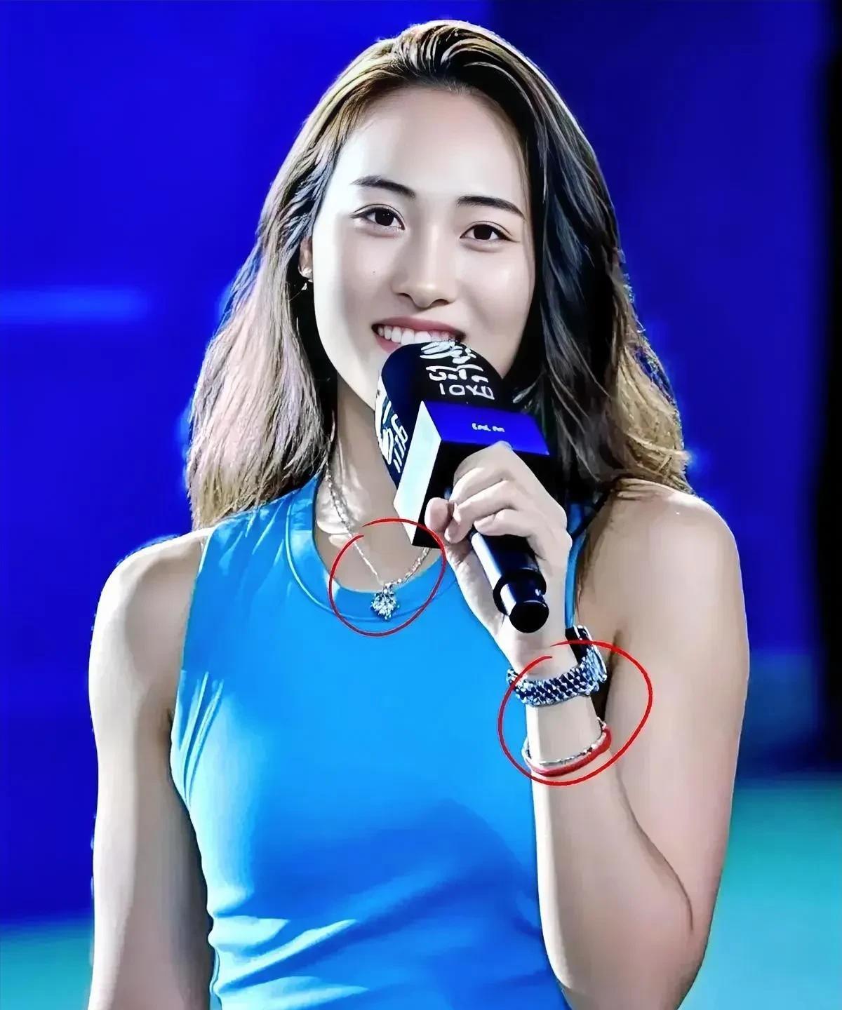 郑钦文单身有理？赛场场外的反差萌，爱情“退退退”！近日，有不少人猜测郑钦文会一