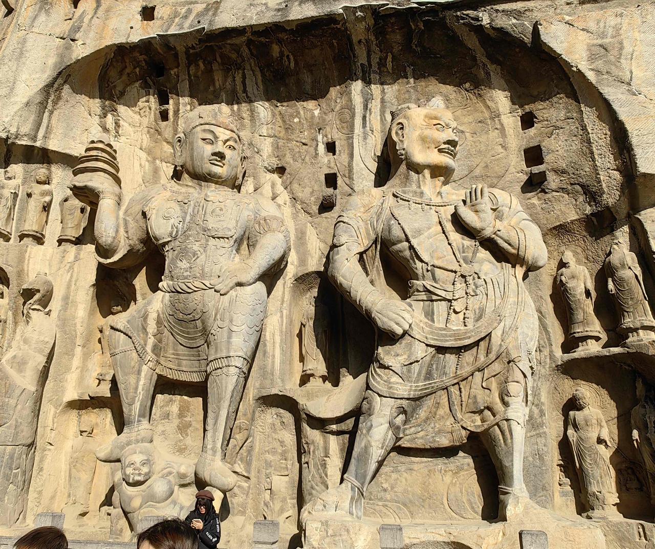 洛阳目前有3项6处世界文化遗产，是国内世界遗产密度最高的城市之一：龙门石窟：