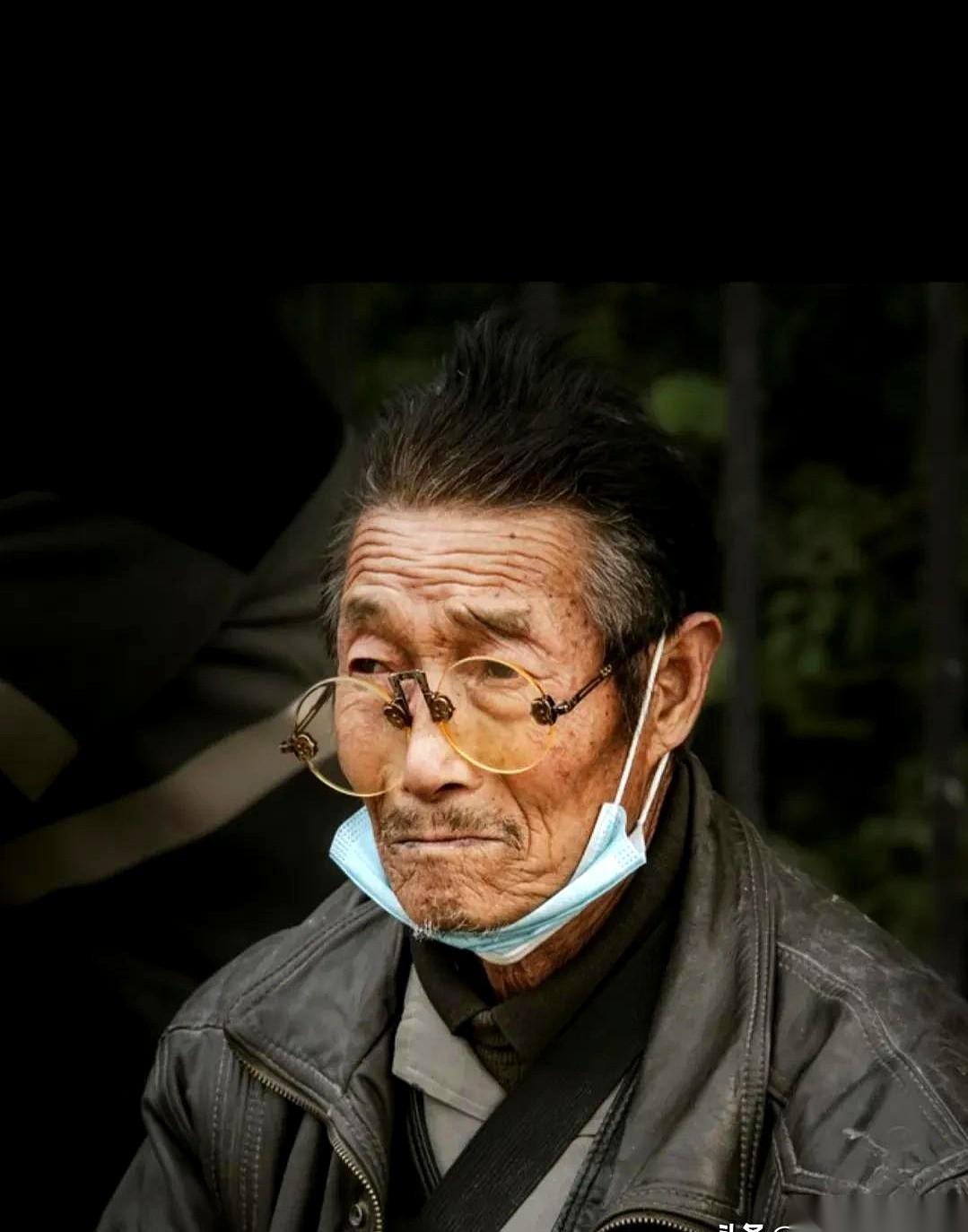 街上，一个八十多的老头，脚上竟然趿拉着一双皮凉鞋。身上胡乱套着好几层衣服，最里