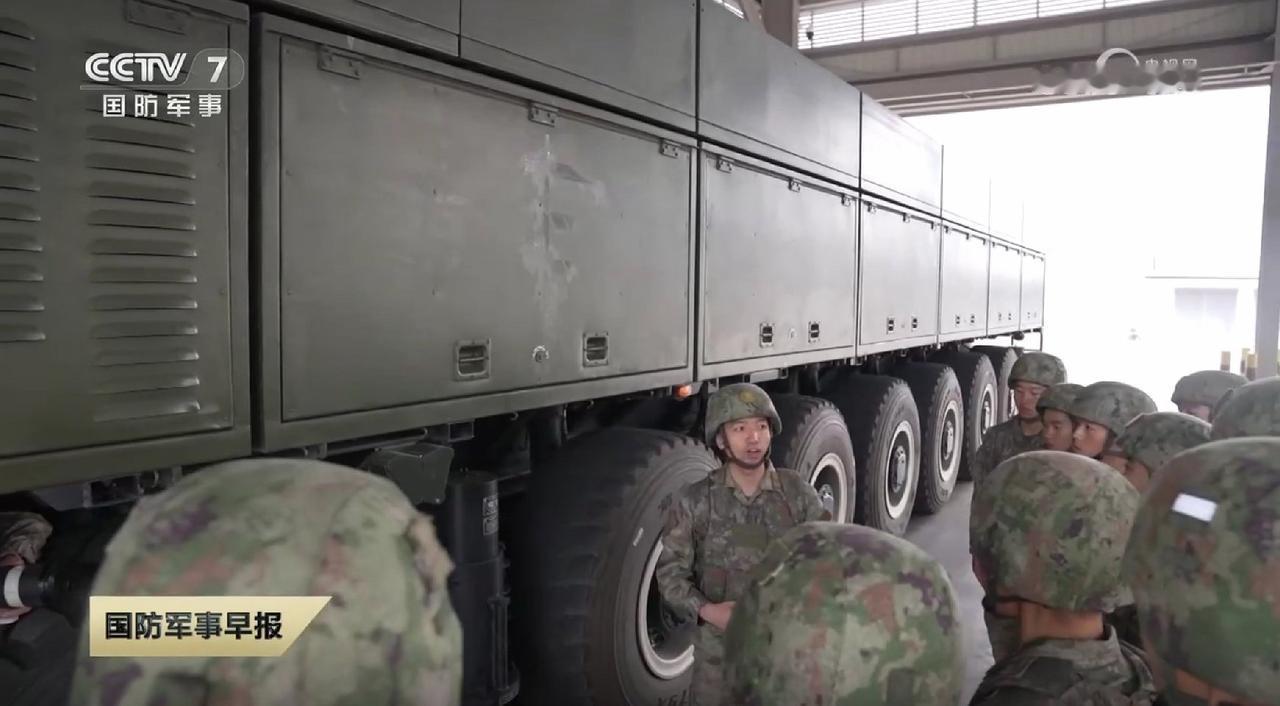 东风-100超音速巡航导弹发射车撤去伪装网后的状态东风-100超音速巡航导弹