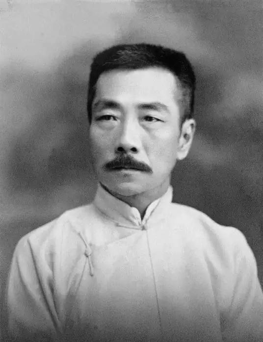 1936年秋天，鲁迅临终前托人给毛主席送了一只金华火腿，同时送去的还有两本书，鲁